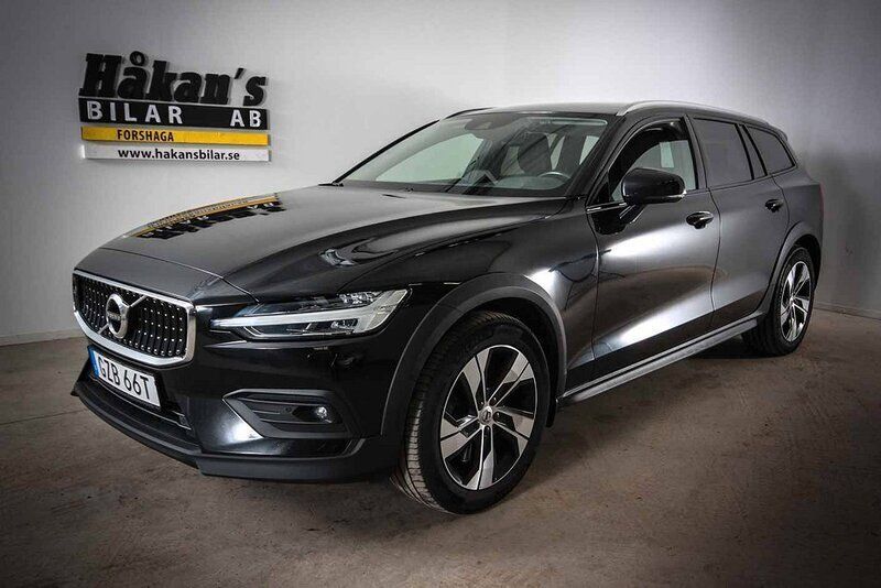 Svart Begagnad 2021 Volvo V60 CC Momentum Kombi | 379 500 kr (Dyr) - Bild 1/4