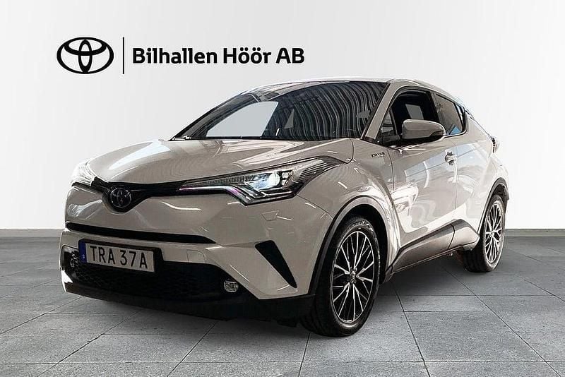 Vit Begagnad 2018 Toyota C-HR Executive SUV | 209 900 kr (Marknadspris) - Bild 1/3