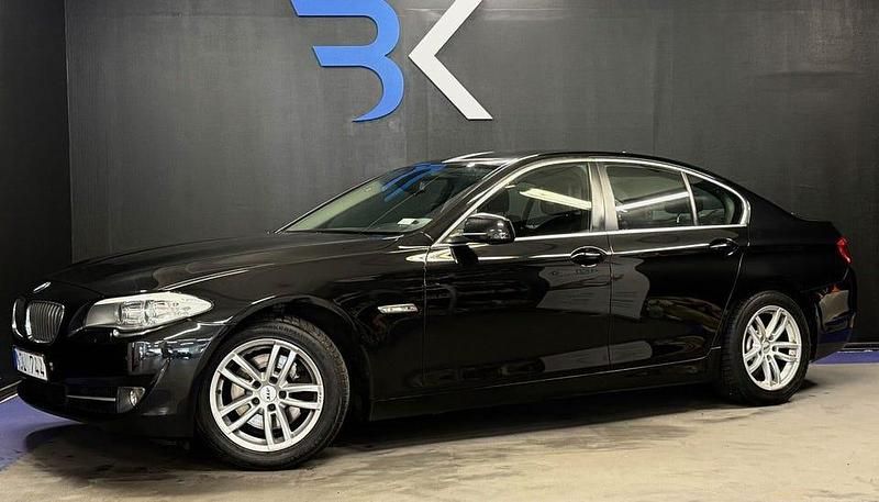 Svart Begagnad 2012 BMW 520 Sedan | 139 900 kr (Marknadspris) - Bild 1/4