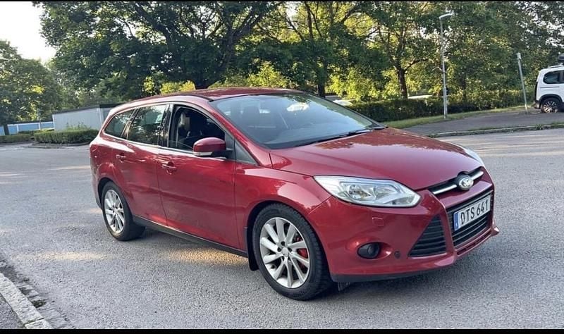 Röd Begagnad 2011 Ford Focus Trend Kombi | 47 900 kr - Bild 1/4
