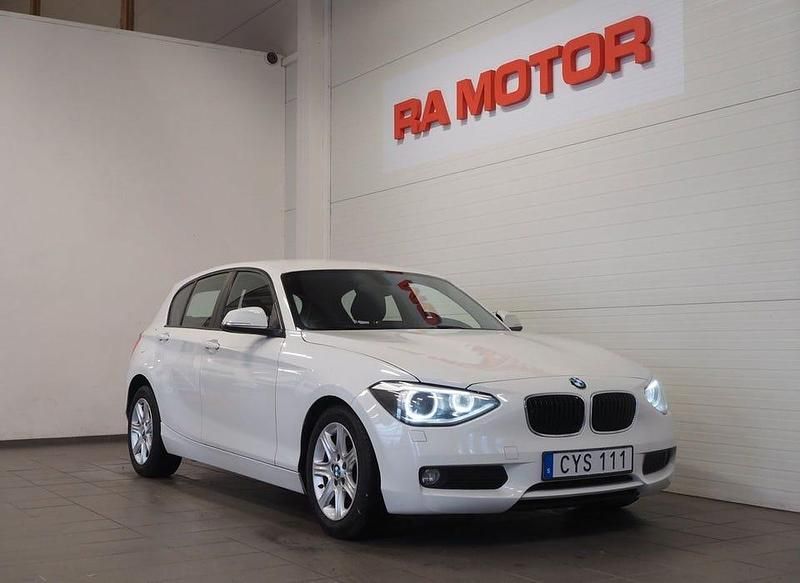 Vit Begagnad 2013 BMW 116 Advantage Halvkombi | 94 900 kr (Marknadspris) - Bild 1/3