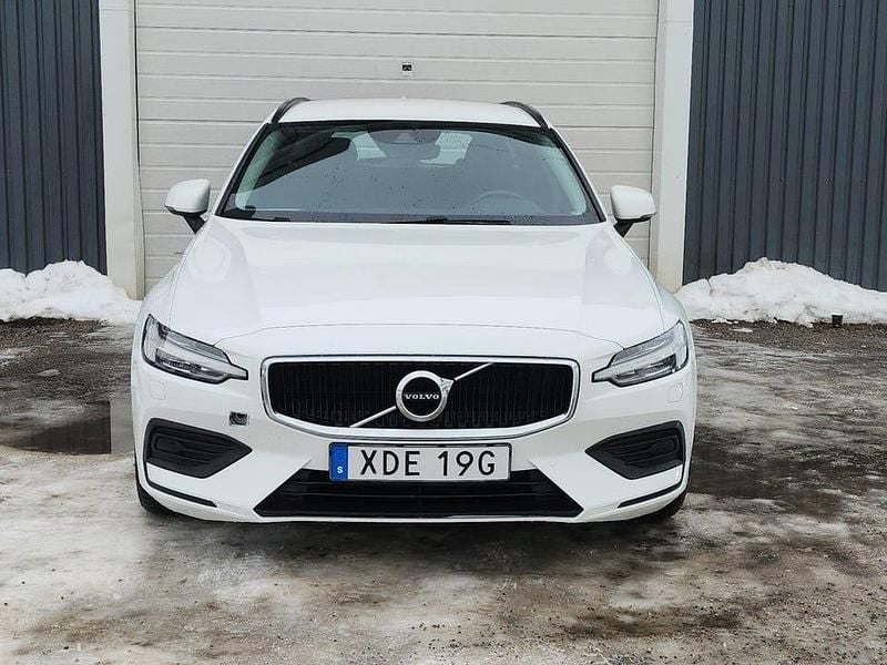 Vit Begagnad 2020 Volvo V60 Momentum Kombi | 209 000 kr (Bra pris) - Bild 1/4
