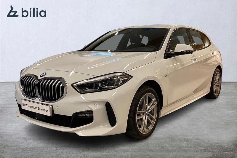 Vit Begagnad 2022 BMW 118 M Sport Halvkombi | 289 000 kr (Dyr) - Bild 1/4