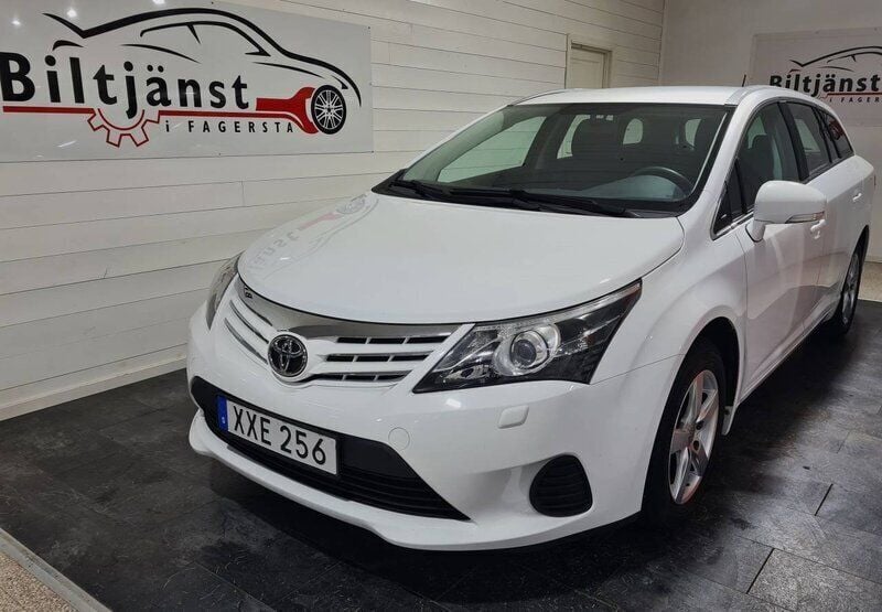 Vit Begagnad 2014 Toyota Avensis Kombi | 119 900 kr (Marknadspris) - Bild 1/4