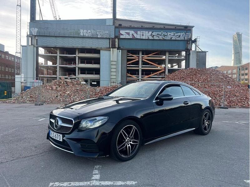 Svart Begagnad 2017 Mercedes E220 AMG line Sportkupé | 257 000 kr (Marknadspris) - Bild 1/4