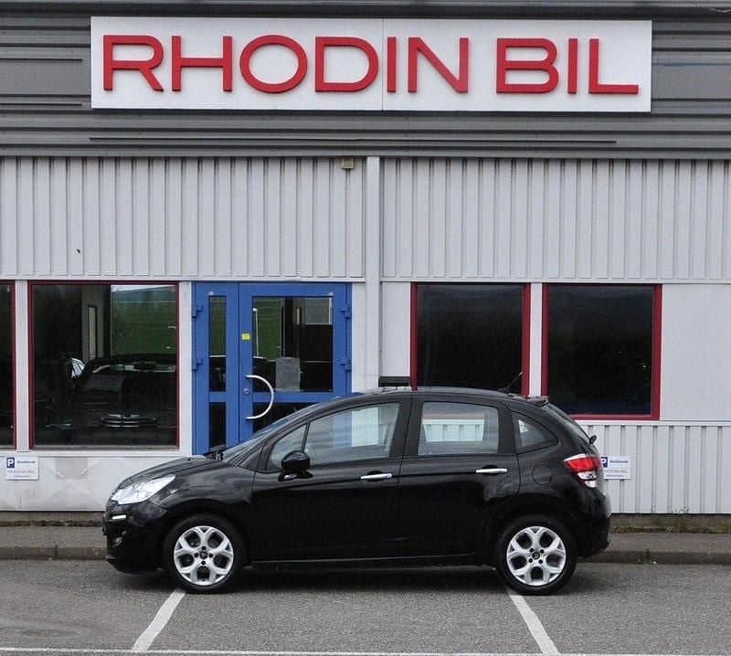 Svart perla nera Begagnad 2015 Citroën C3 Halvkombi | 69 900 kr (Marknadspris) - Bild 1/4