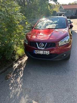 Röd Begagnad 2011 Nissan Qashqai SUV | 79 000 kr (Bra pris) - Bild 1/4