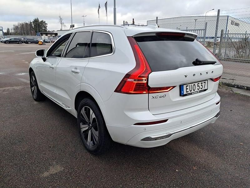 Begagnad Volvo XC60 Core 253 HK (186 kW) 2023 Kristallvit metallic SUV