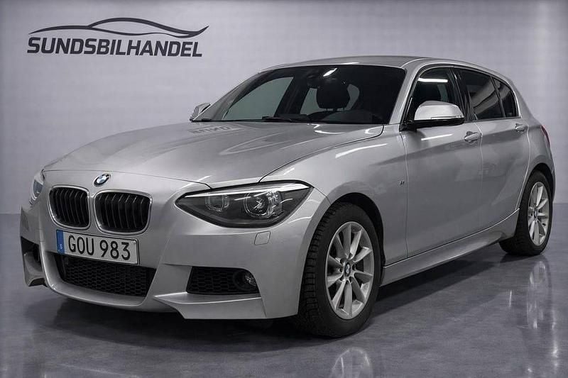 Silver Begagnad 2015 BMW 118 M Sport Halvkombi | 129 800 kr (Marknadspris) - Bild 1/4