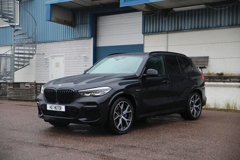 Svart (safirsvart metallic) Begagnad 2022 BMW X5 iPerformance SUV | 649 000 kr (Marknadspris) - Bild 1/4