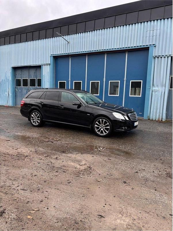 Svart Begagnad 2011 Mercedes E200 Kombi | 110 000 kr (Marknadspris) - Bild 1/4
