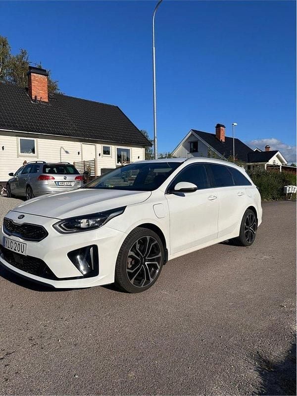 Vit Begagnad 2021 Kia Ceed Sportswagon Kombi | 210 000 kr (Marknadspris) - Bild 1/4