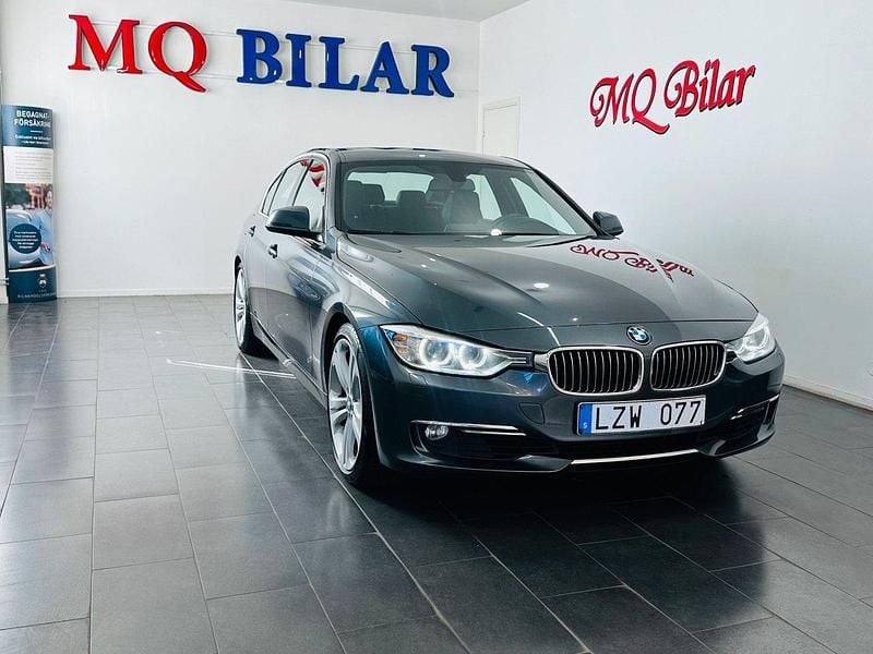 Grå Begagnad 2013 BMW 328 Luxury Line Sedan | 139 900 kr (Marknadspris) - Bild 1/4