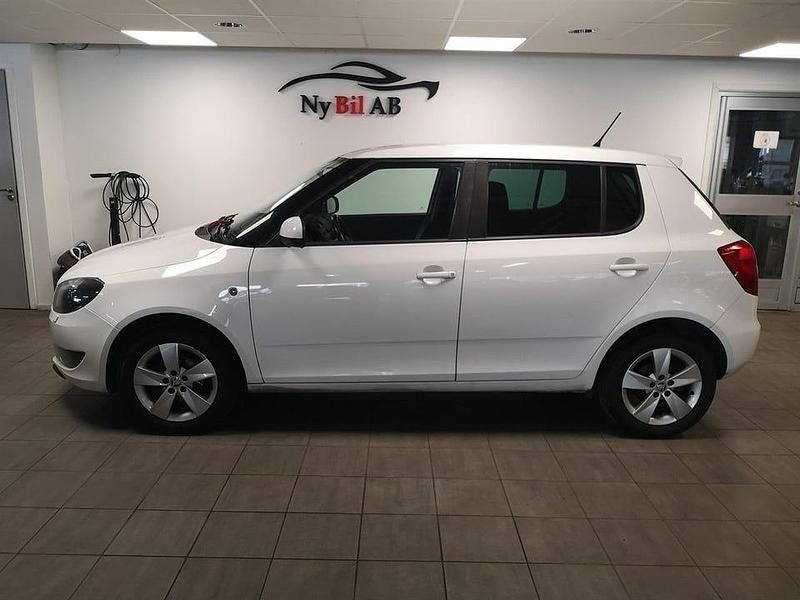 Vit Begagnad 2015 Skoda Fabia Ambiente Halvkombi | 54 900 kr (Marknadspris) - Bild 1/4