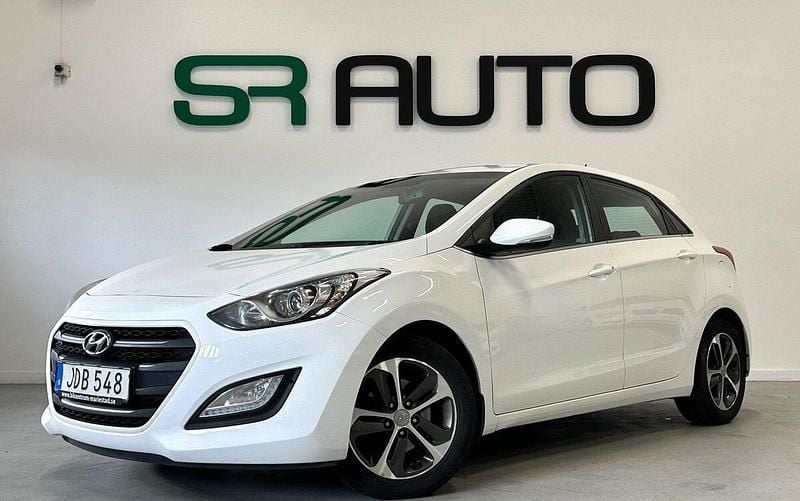 Vit Begagnad 2015 Hyundai i30 Halvkombi | 114 900 kr (Marknadspris) - Bild 1/4