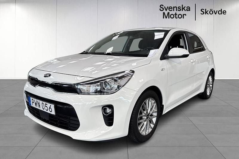 Vit Begagnad 2017 Kia Rio 2 Halvkombi | 149 200 kr (Marknadspris) - Bild 1/4
