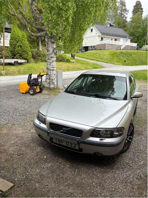 Grå Begagnad 2002 Volvo S60 Business Edition Sedan | 20 000 kr (Marknadspris) - Bild 1/4