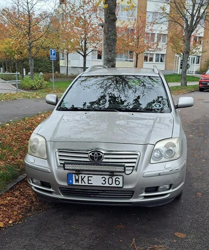 Silver Begagnad 2004 Toyota Avensis Kombi | 17 500 kr (Superpris) - Bild 1/4