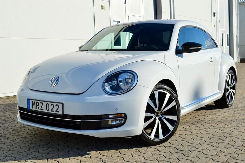 Vit Begagnad 2011 VW Beetle GT Halvkombi | 109 900 kr (Lite dyr) - Bild 1/4