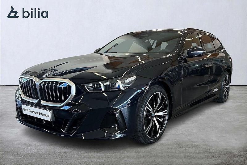 Svart Begagnad 2026 BMW 530e Kombi | 698 900 kr - Bild 1/4