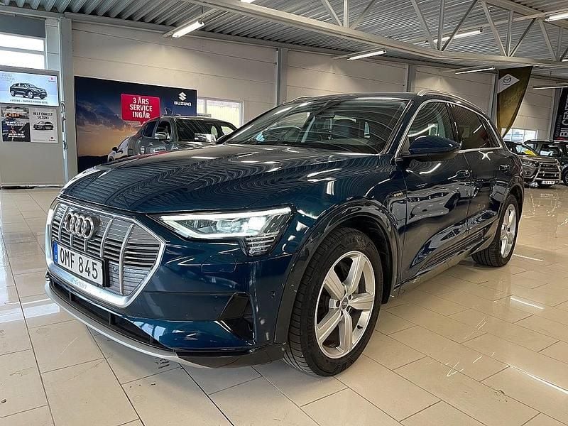 Blå (blå metallic) Begagnad 2020 Audi e-tron Comfort SUV | 299 000 kr (Marknadspris) - Bild 1/4