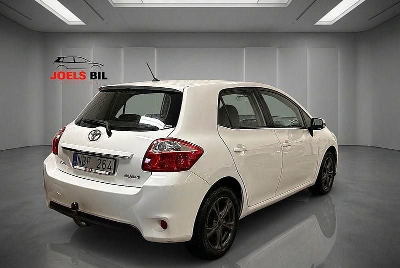 Begagnad Toyota Auris Plus 132 HK (97 kW) 2012 Vit Halvkombi
