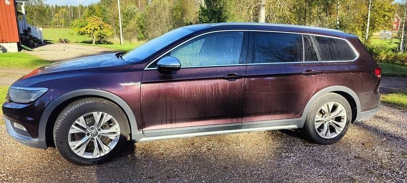 Röd Begagnad 2018 VW Passat Alltrack Executive Kombi | 175 000 kr (Marknadspris) - Bild 1/4