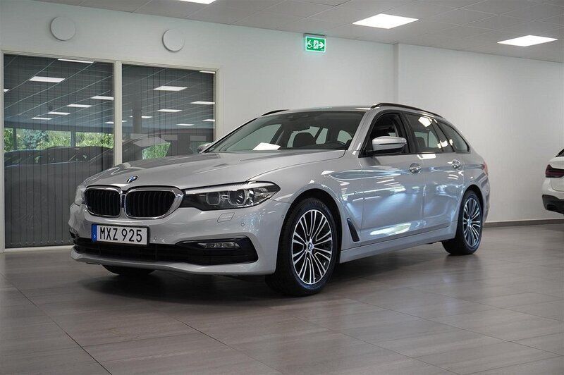 Glaciärsilver metallic Begagnad 2017 BMW 520 Sport Line Kombi | 229 800 kr - Bild 1/4