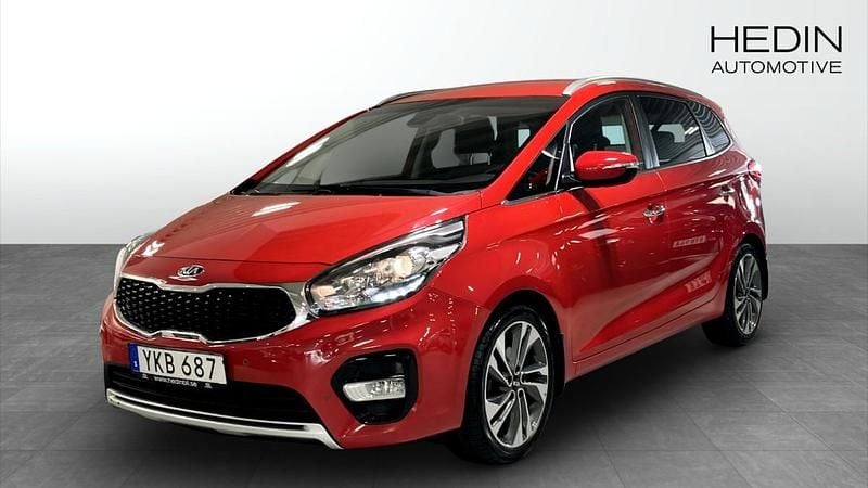 Röd (red) Begagnad 2017 Kia Carens Comfort Minibuss | 129 900 kr (Marknadspris) - Bild 1/4