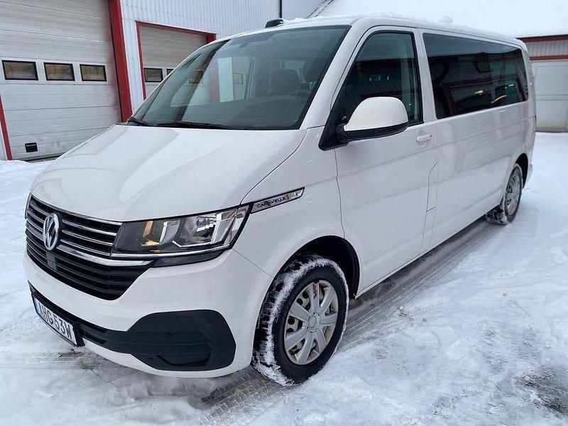 Vit Begagnad 2020 VW Caravelle Comfortline Minibuss | 289 900 kr (Superpris) - Bild 1/4