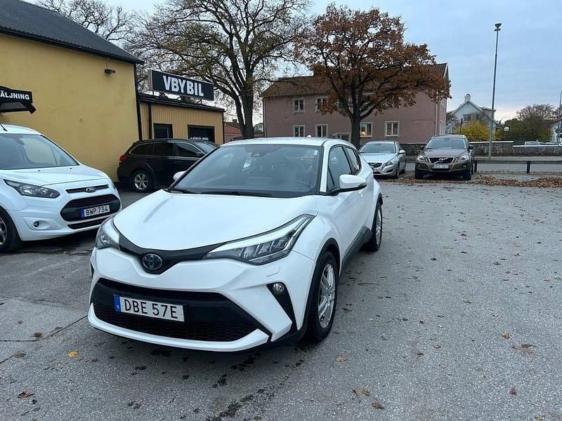 Vit Begagnad 2022 Toyota C-HR Active SUV | 199 000 kr (Marknadspris) - Bild 1/4