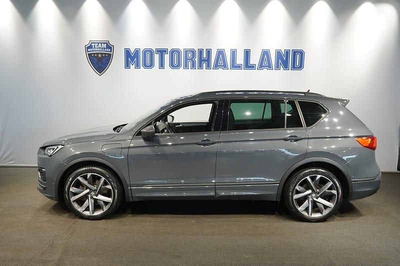 Grå Begagnad 2021 Seat Tarraco SUV | 336 900 kr (Marknadspris) - Bild 1/4