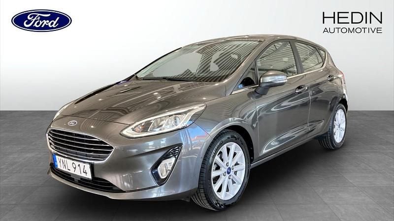 Grå (grey) Begagnad 2017 Ford Fiesta Titanium Halvkombi | 109 900 kr (Marknadspris) - Bild 1/4