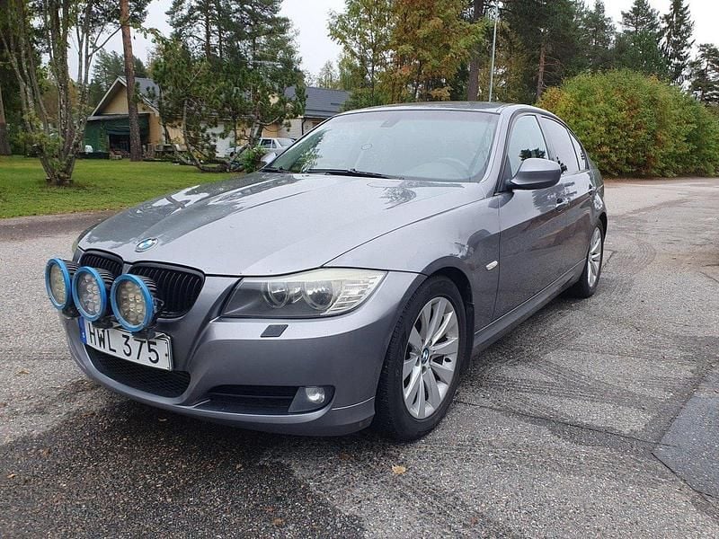 Grå Begagnad 2009 BMW 320 Comfort Edition Sedan | 49 000 kr (Marknadspris) - Bild 1/4