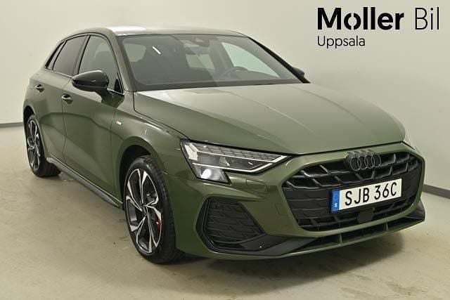 Distriktgrön metallic Begagnad 2025 Audi A3 S-Line Sedan | 529 900 kr - Bild 1/4