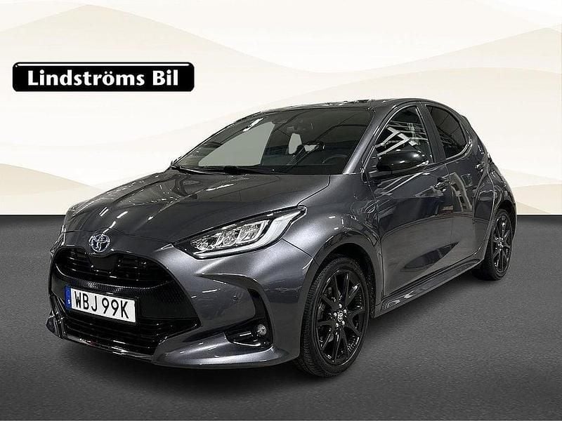 Mörkgrå Begagnad 2022 Toyota Yaris Hybrid Style Halvkombi | 219 900 kr (Marknadspris) - Bild 1/3