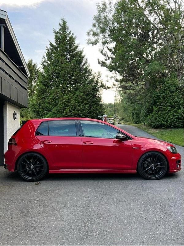 Röd Begagnad 2016 VW Golf VII R Halvkombi | 257 000 kr (Marknadspris) - Bild 1/4