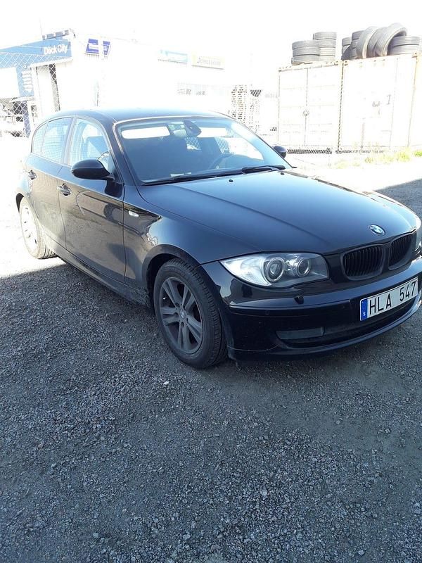 Svart Begagnad 2008 BMW 120 Halvkombi | 45 000 kr (Marknadspris) - Bild 1/4