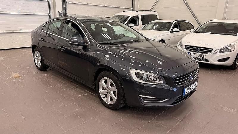 Mörkgråmetallic Begagnad 2015 Volvo S60 Summum Sedan | 109 900 kr (Marknadspris) - Bild 1/4