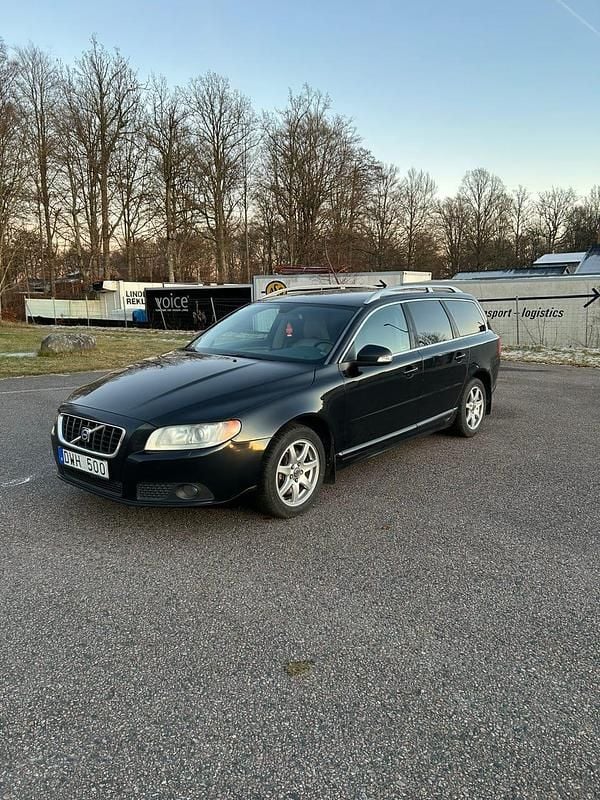 Begagnad 2008 Volvo V70 Summum Kombi | 59 000 kr (Marknadspris) - Bild 1/4
