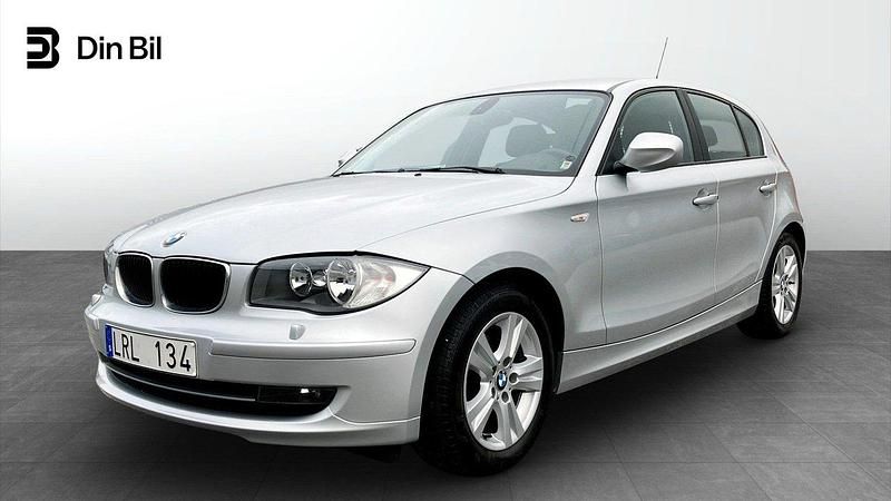 Ljusgrå Begagnad 2011 BMW 116 Halvkombi | 114 900 kr (Dyr) - Bild 1/4