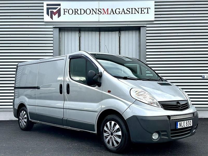 Grå Begagnad 2014 Opel Vivaro Van | 79 900 kr (Marknadspris) - Bild 1/4