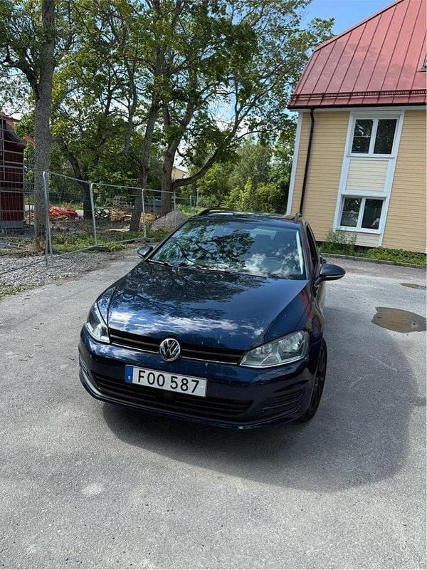 Blå Begagnad 2017 VW Golf VII Kombi | 87 000 kr (Superpris) - Bild 1/4