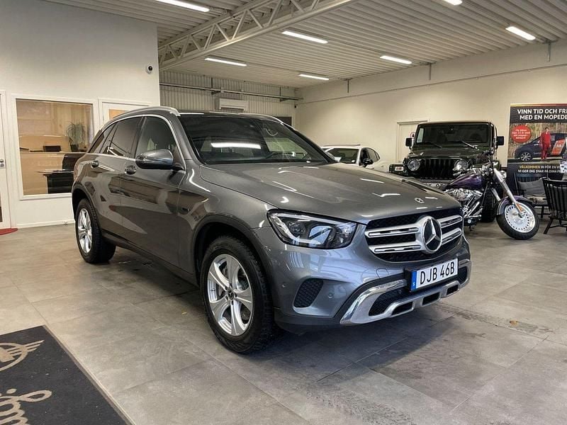 Grå Begagnad 2021 Mercedes GLC300e SUV | 329 900 kr (Superpris) - Bild 1/4