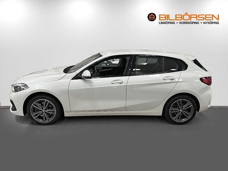 Begagnad BMW 118 Sport Line 136 HK (100 kW) 2021 Vit Halvkombi