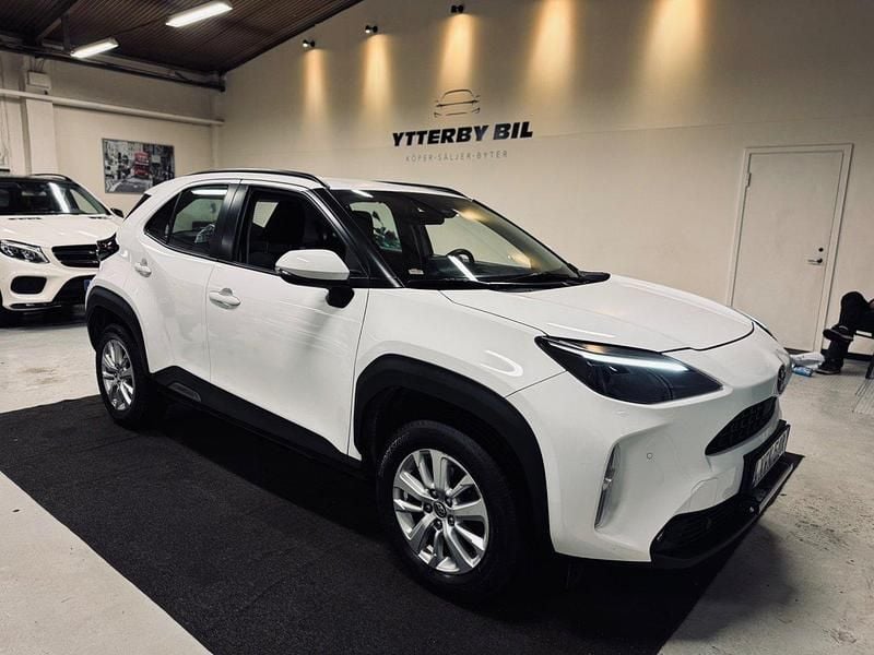 Vit Begagnad 2023 Toyota Yaris Hybrid SUV | 189 900 kr (Marknadspris) - Bild 1/4