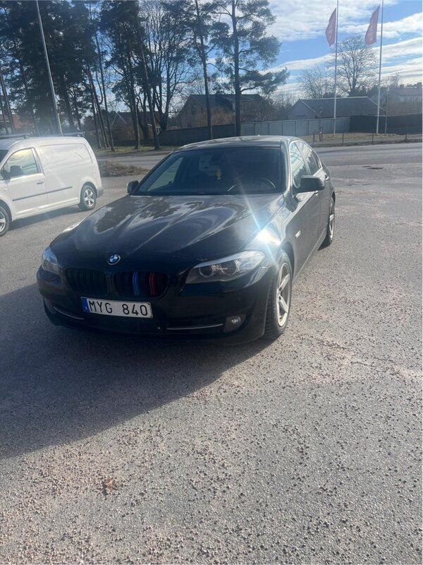 Svart Begagnad 2013 BMW 520 Sedan | 105 000 kr (Marknadspris) - Bild 1/4