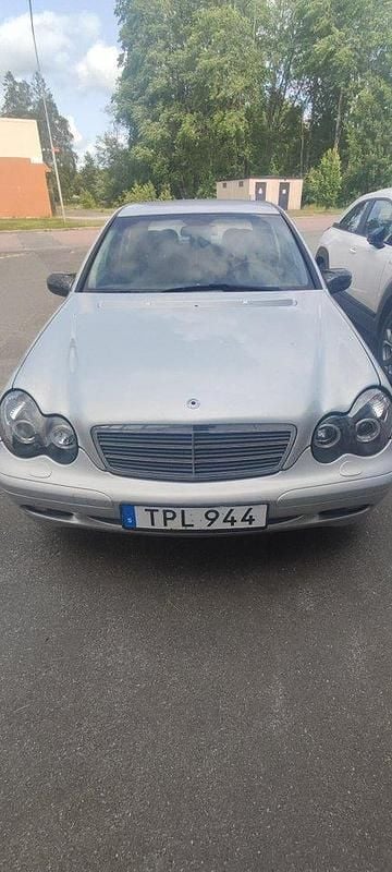 Grå Begagnad 2003 Mercedes C180 Sedan | 42 000 kr (Marknadspris) - Bild 1/4