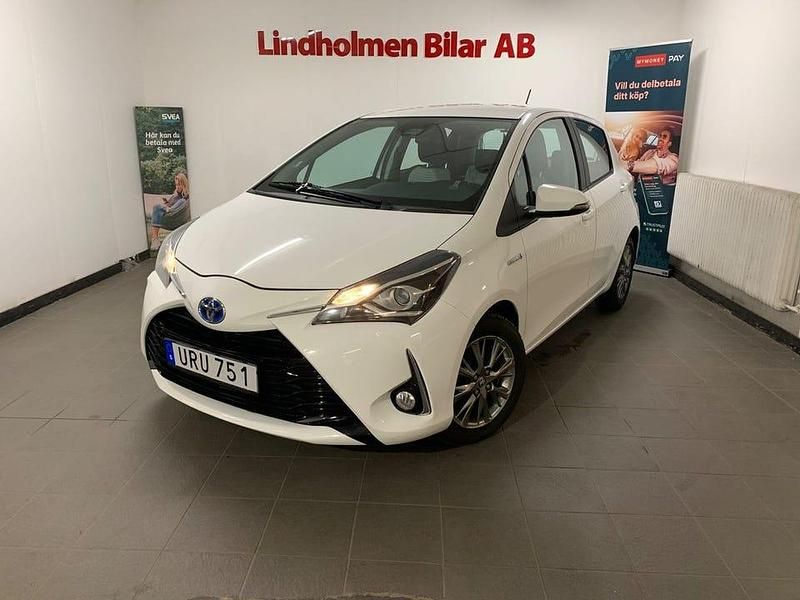 Vit Begagnad 2018 Toyota Yaris Hybrid Active Halvkombi | 116 900 kr (Marknadspris) - Bild 1/4