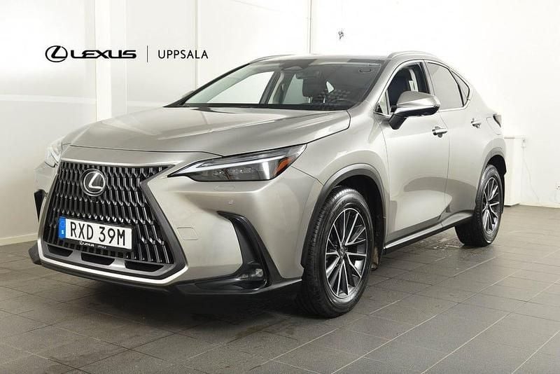 Sonic titanium Begagnad 2023 Lexus NX450h+ Executive Line SUV | 579 900 kr (Marknadspris) - Bild 1/4